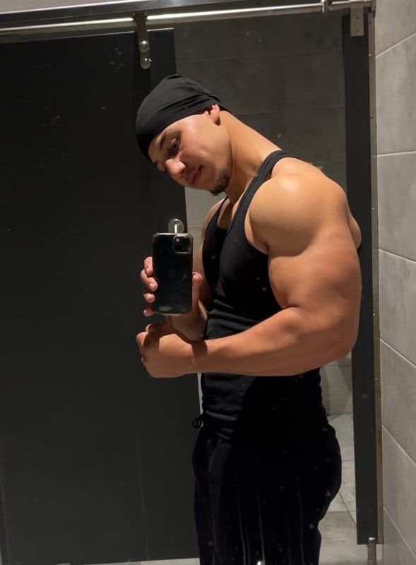 Saad Meskinii con camiseta de tirantes